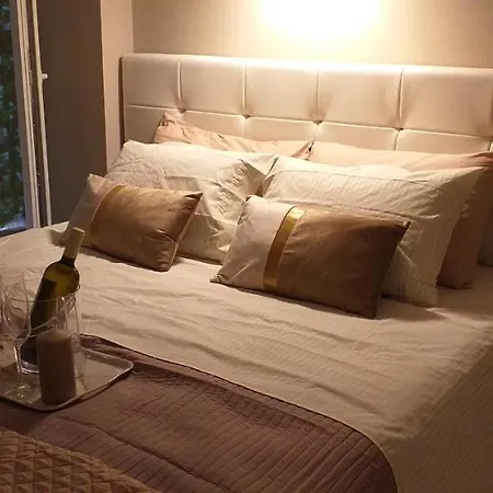 Apartment 77 νικη *