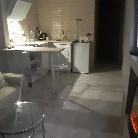 Apartment 77 νικη *